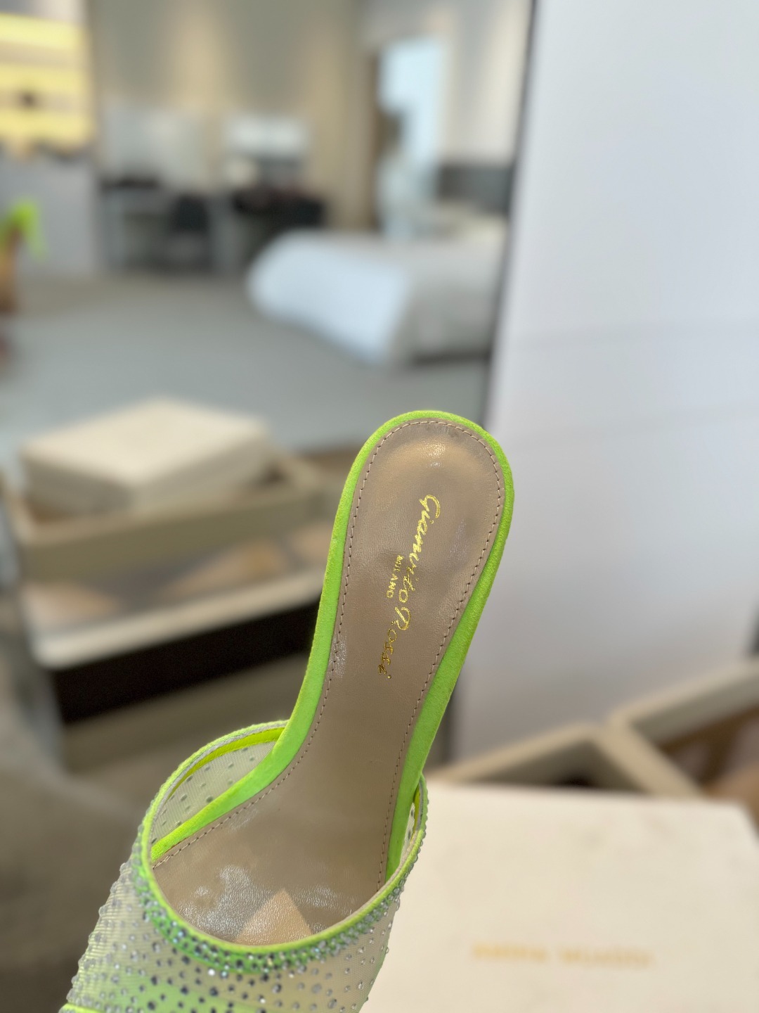 Gianvito rossi
👠2025 新款拖鞋顶级版本,代购品质!👡施华洛奇水钻尖头高跟拖鞋,宛