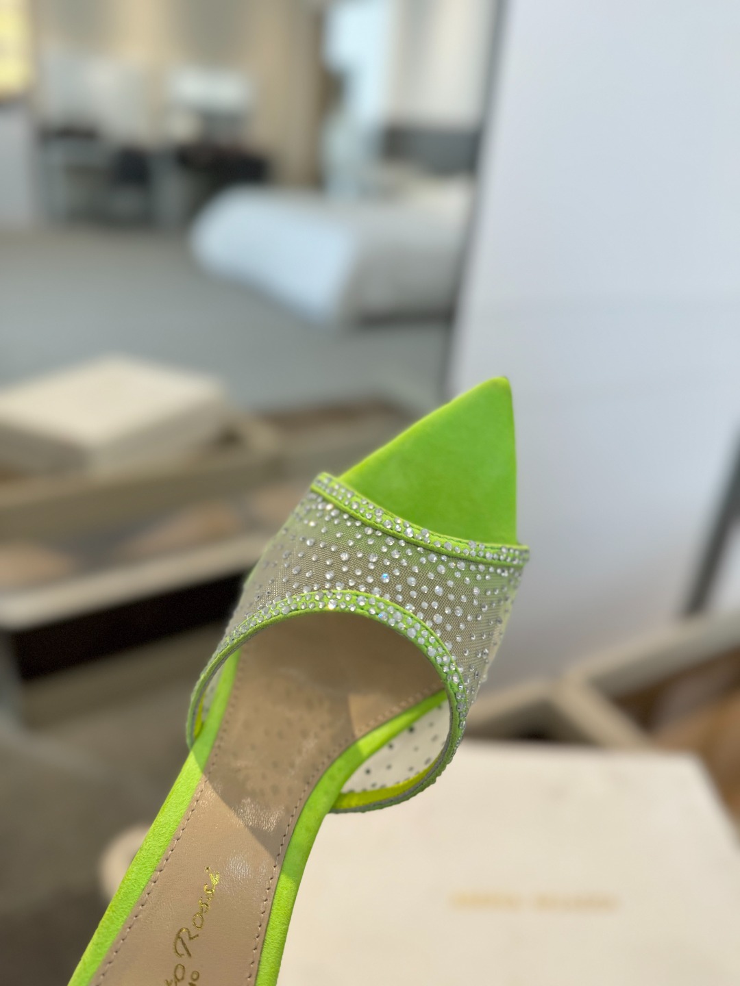 Gianvito rossi
👠2025 新款拖鞋顶级版本,代购品质!👡施华洛奇水钻尖头高跟拖鞋,宛