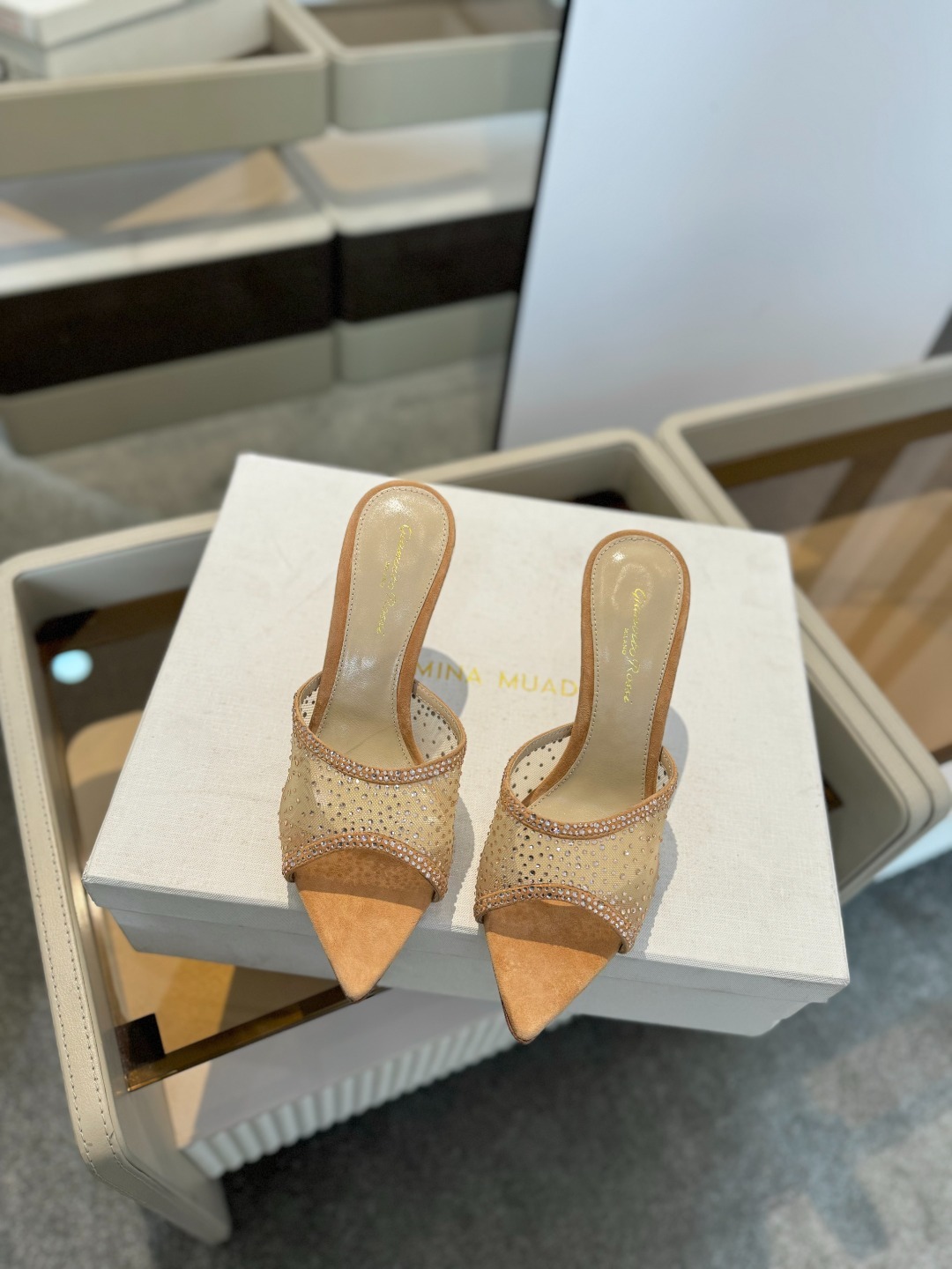 Gianvito rossi
👠2025 新款拖鞋顶级版本,代购品质!👡施华洛奇水钻尖头高跟拖鞋,宛