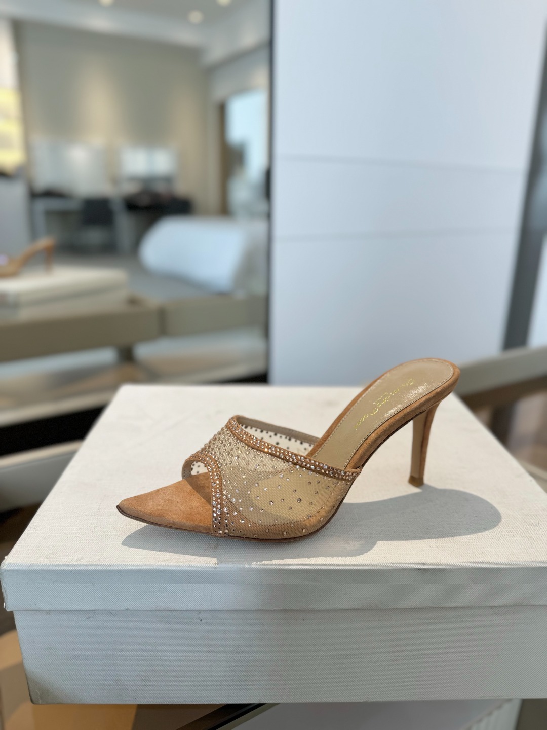 Gianvito rossi
👠2025 新款拖鞋顶级版本,代购品质!👡施华洛奇水钻尖头高跟拖鞋,宛