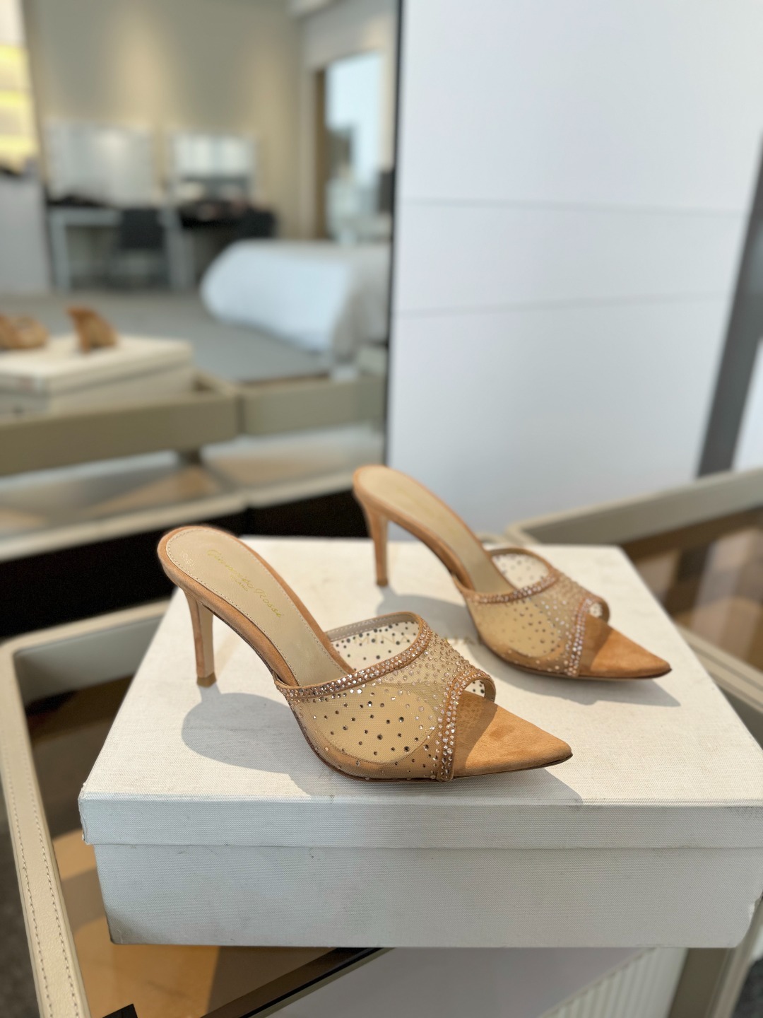 Gianvito rossi
👠2025 新款拖鞋顶级版本,代购品质!👡施华洛奇水钻尖头高跟拖鞋,宛