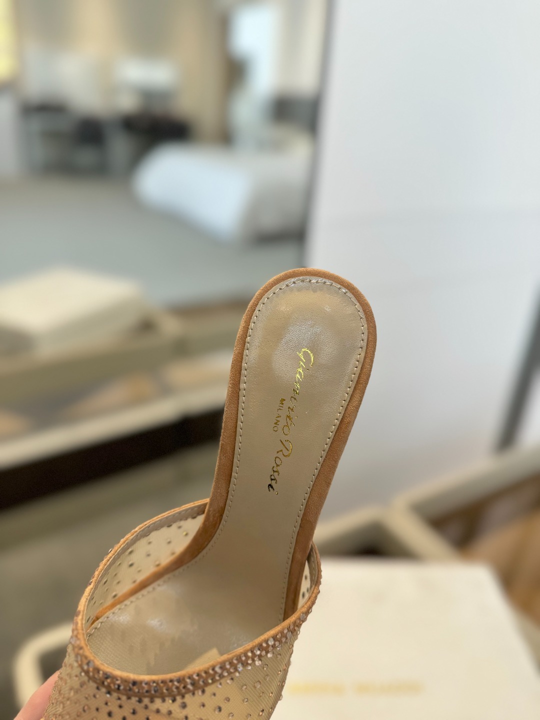 Gianvito rossi
👠2025 新款拖鞋顶级版本,代购品质!👡施华洛奇水钻尖头高跟拖鞋,宛