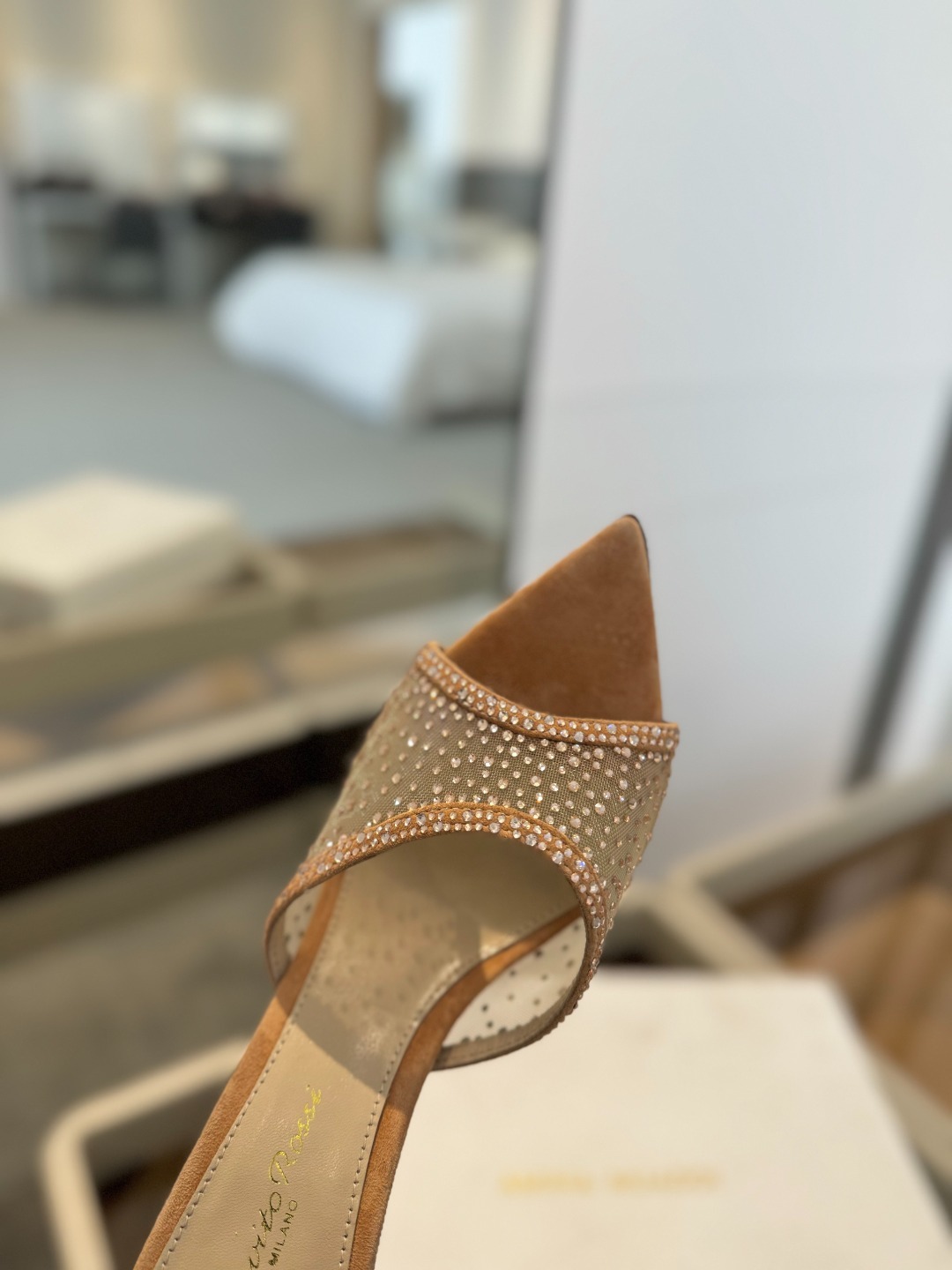 Gianvito rossi
👠2025 新款拖鞋顶级版本,代购品质!👡施华洛奇水钻尖头高跟拖鞋,宛
