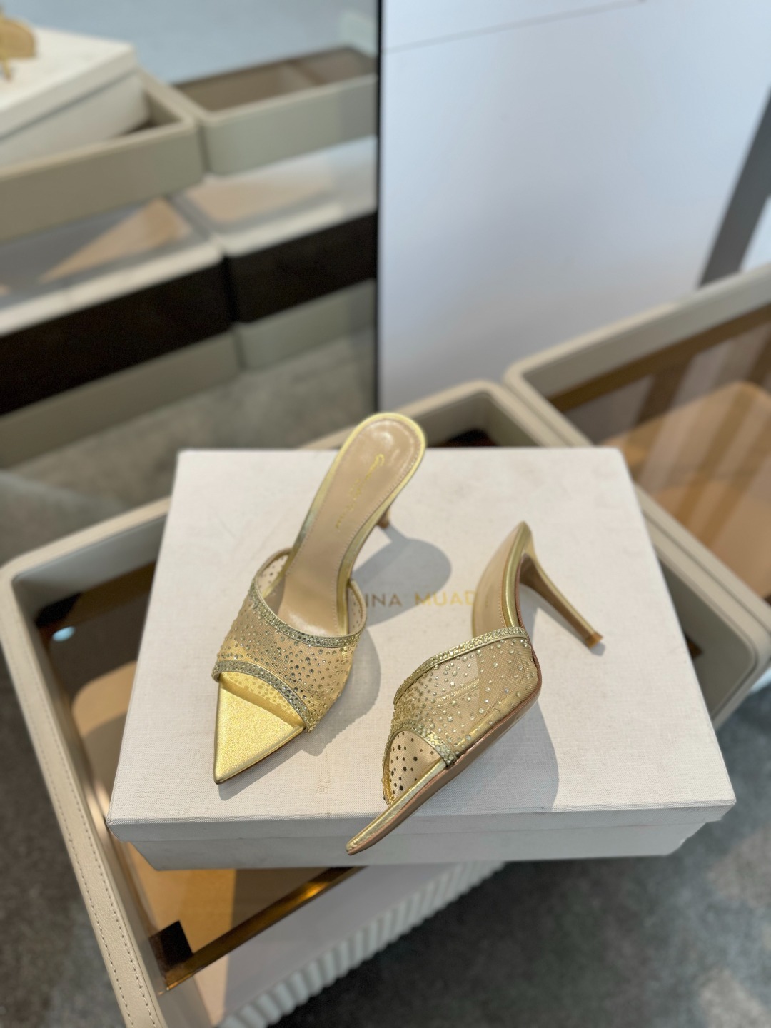 Gianvito rossi
👠2025 新款拖鞋顶级版本,代购品质!👡施华洛奇水钻尖头高跟拖鞋,宛