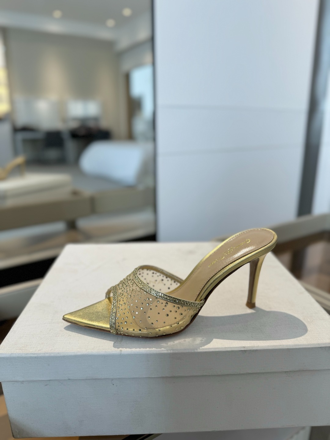 Gianvito rossi
👠2025 新款拖鞋顶级版本,代购品质!👡施华洛奇水钻尖头高跟拖鞋,宛