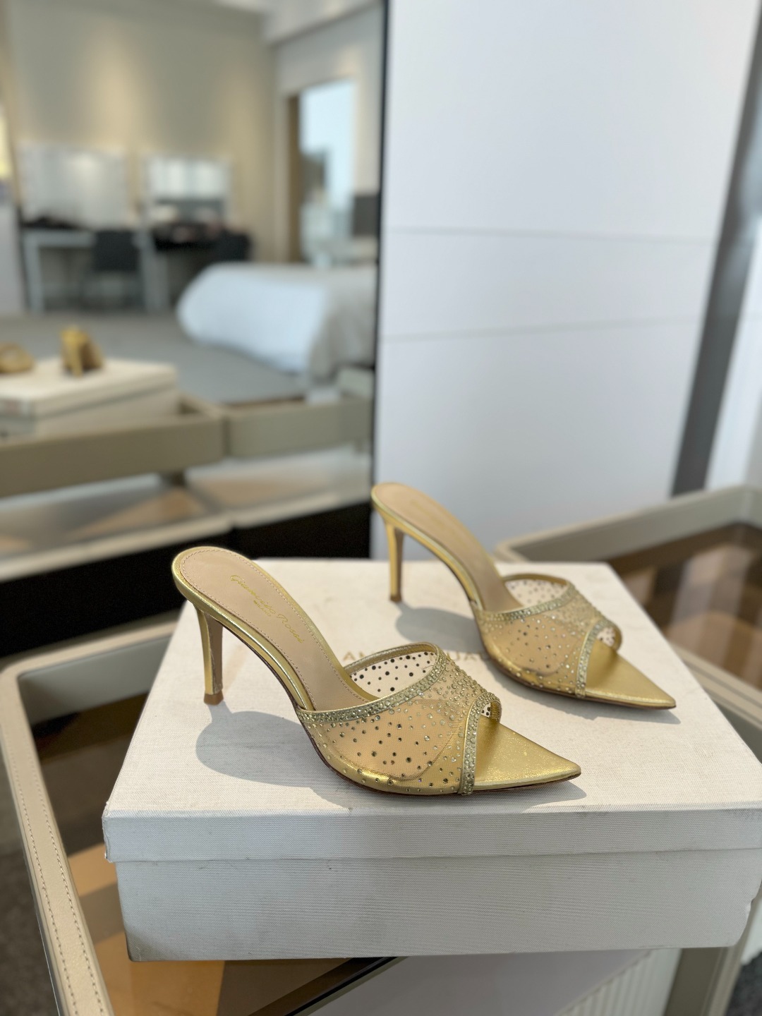 Gianvito rossi
👠2025 新款拖鞋顶级版本,代购品质!👡施华洛奇水钻尖头高跟拖鞋,宛