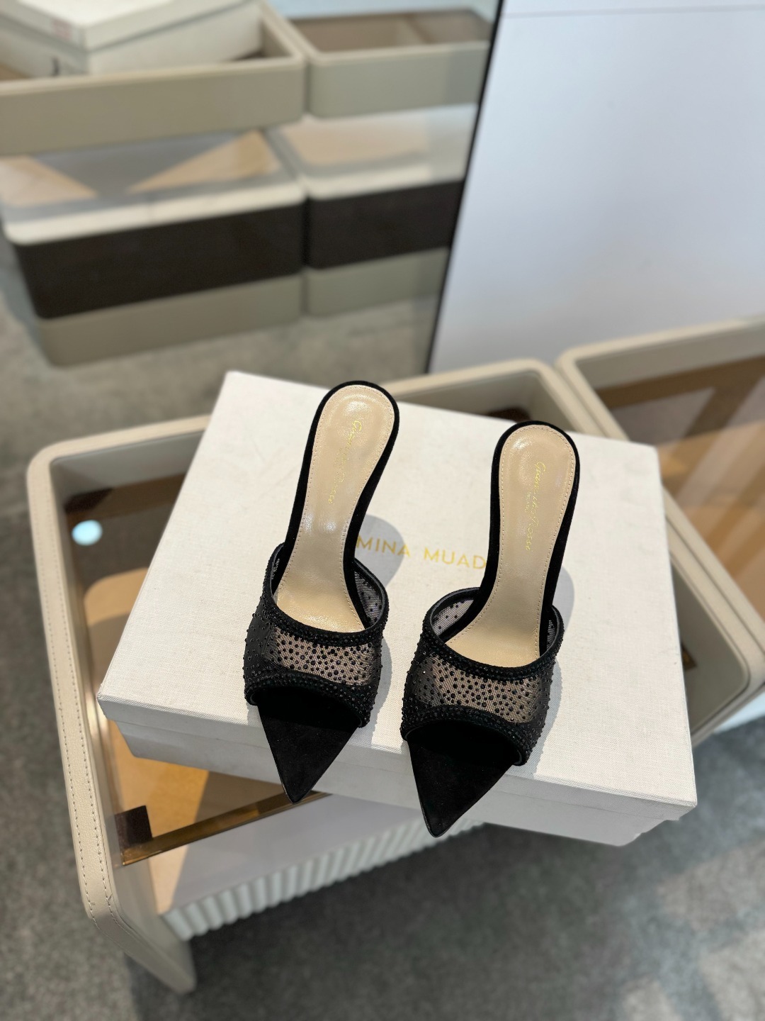 Gianvito rossi
👠2025 新款拖鞋顶级版本,代购品质!👡施华洛奇水钻尖头高跟拖鞋,宛