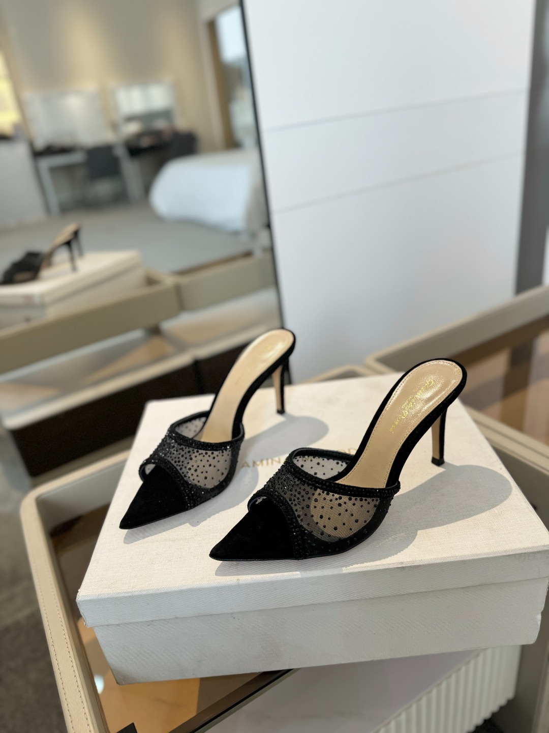 Gianvito rossi
👠2025 新款拖鞋顶级版本,代购品质!👡施华洛奇水钻尖头高跟拖鞋,宛