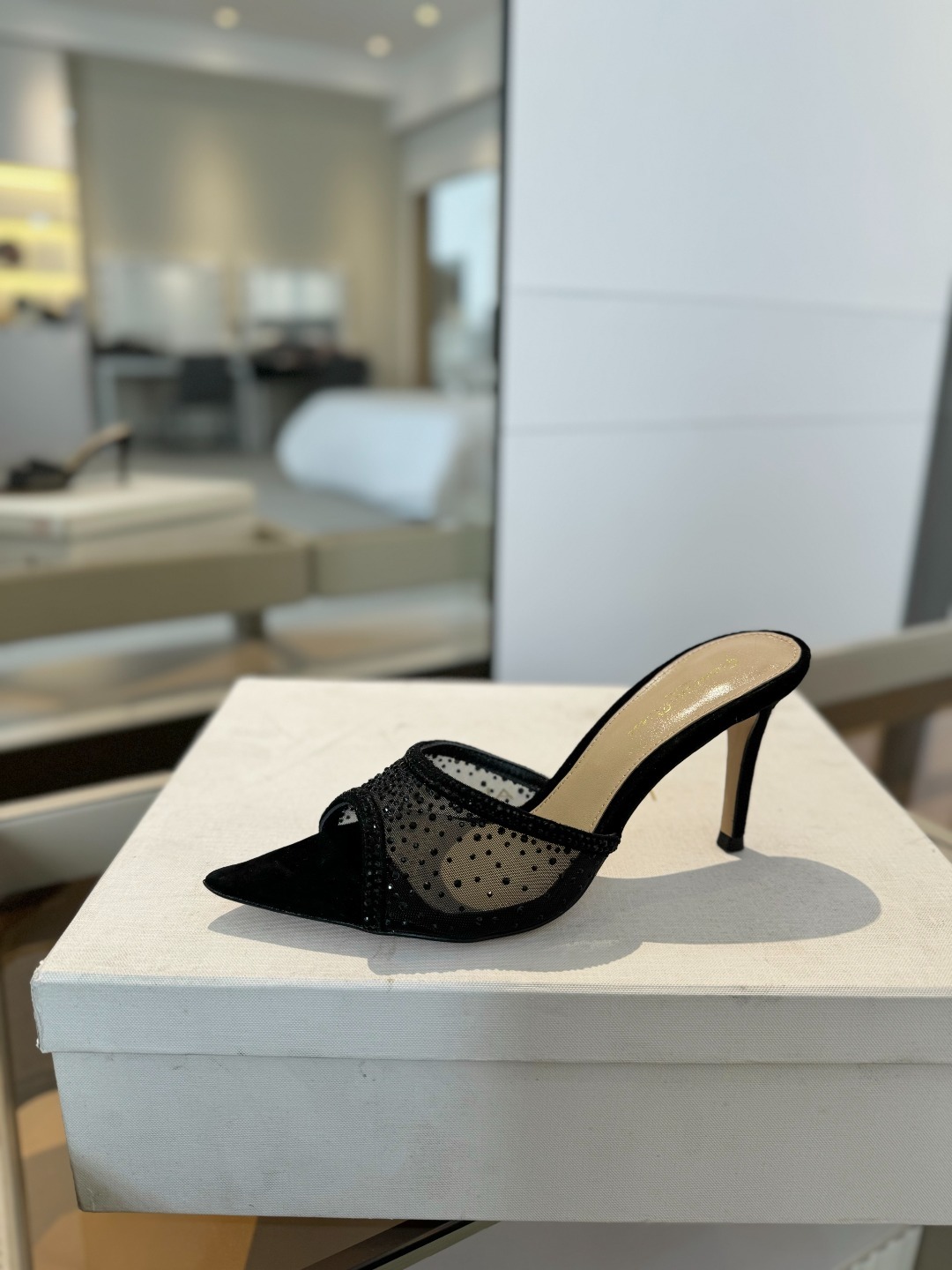 Gianvito rossi
👠2025 新款拖鞋顶级版本,代购品质!👡施华洛奇水钻尖头高跟拖鞋,宛