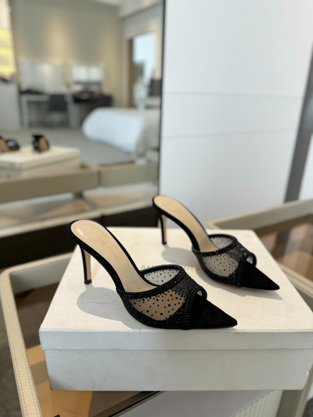 Gianvito rossi
👠2025 新款拖鞋顶级版本,代购品质!👡施华洛奇水钻尖头高跟拖鞋,宛
