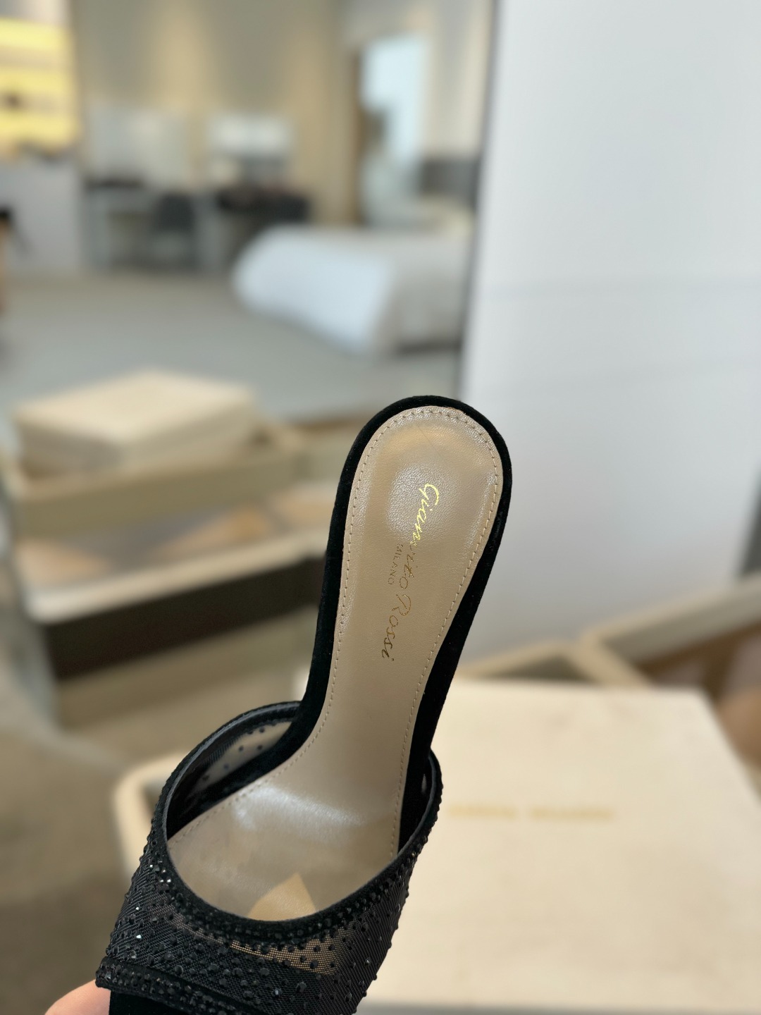Gianvito rossi
👠2025 新款拖鞋顶级版本,代购品质!👡施华洛奇水钻尖头高跟拖鞋,宛