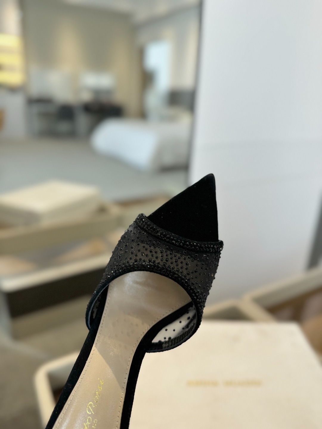 Gianvito rossi
👠2025 新款拖鞋顶级版本,代购品质!👡施华洛奇水钻尖头高跟拖鞋,宛