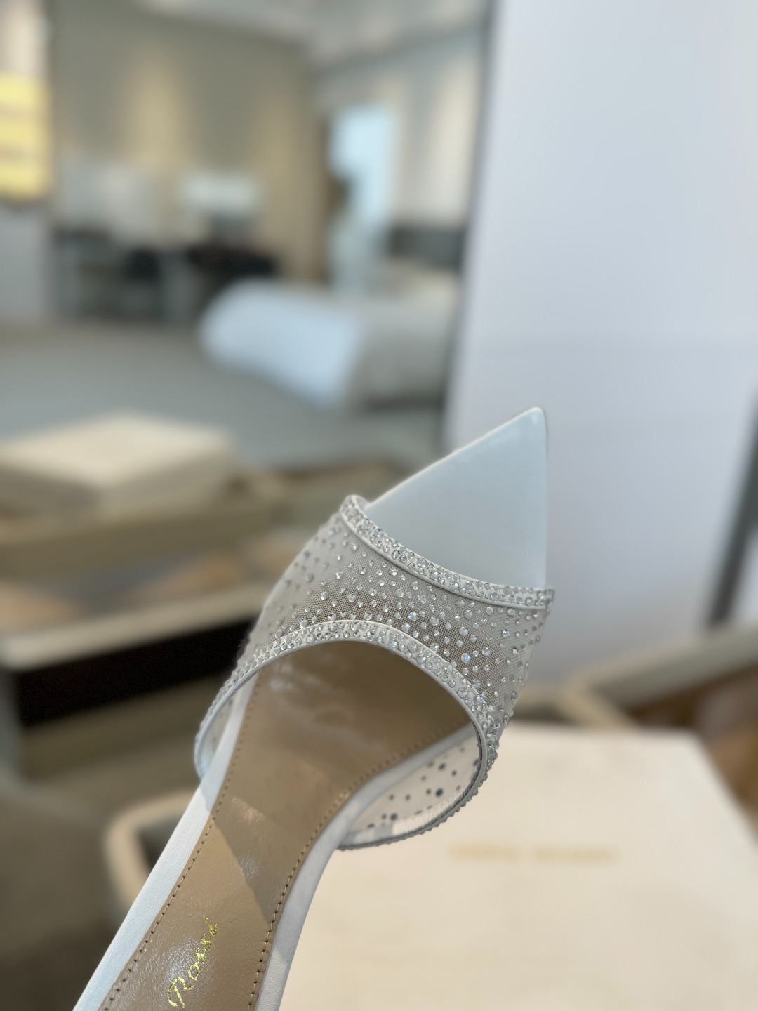 Gianvito rossi
👠2025 新款拖鞋顶级版本,代购品质!👡施华洛奇水钻尖头高跟拖鞋,宛