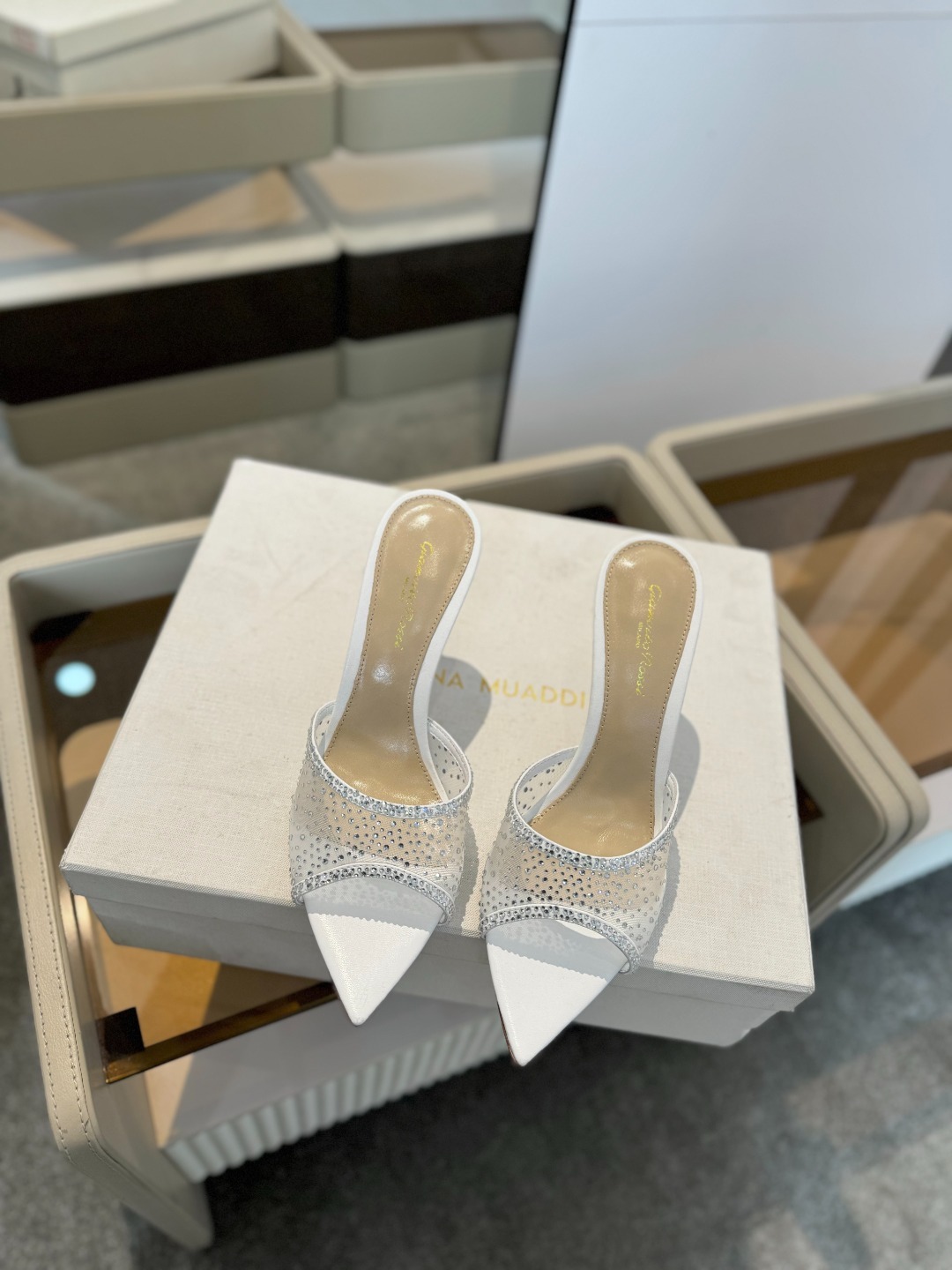 Gianvito rossi
👠2025 新款拖鞋顶级版本,代购品质!👡施华洛奇水钻尖头高跟拖鞋,宛