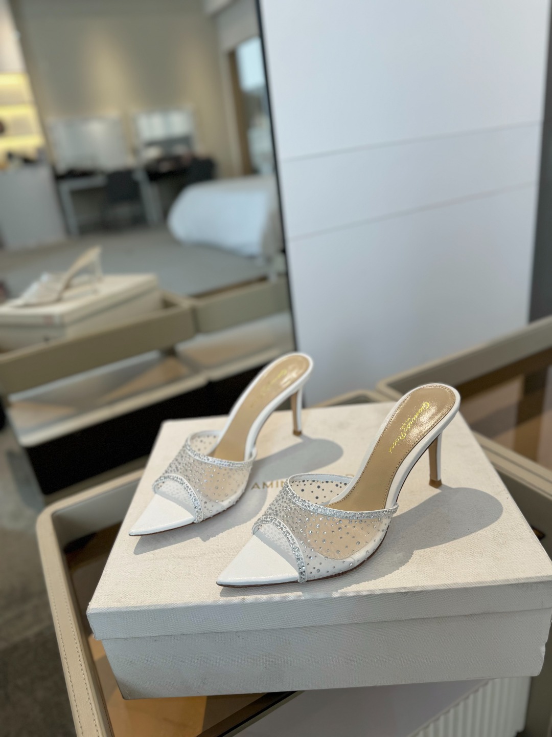 Gianvito rossi
👠2025 新款拖鞋顶级版本,代购品质!👡施华洛奇水钻尖头高跟拖鞋,宛