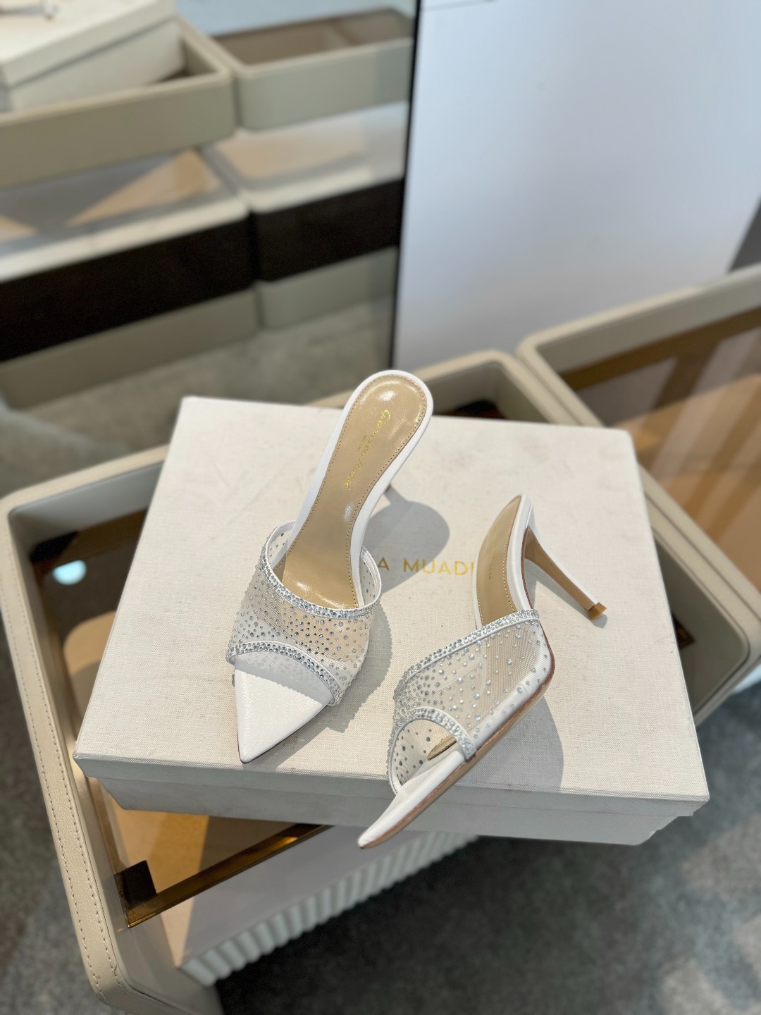 Gianvito rossi
👠2025 新款拖鞋顶级版本,代购品质!👡施华洛奇水钻尖头高跟拖鞋,宛