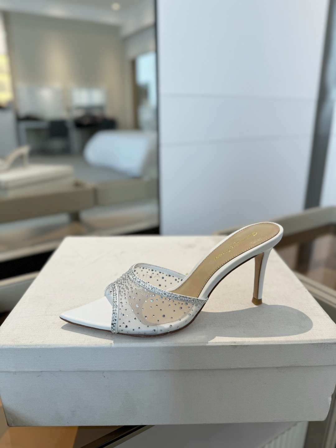 Gianvito rossi
👠2025 新款拖鞋顶级版本,代购品质!👡施华洛奇水钻尖头高跟拖鞋,宛