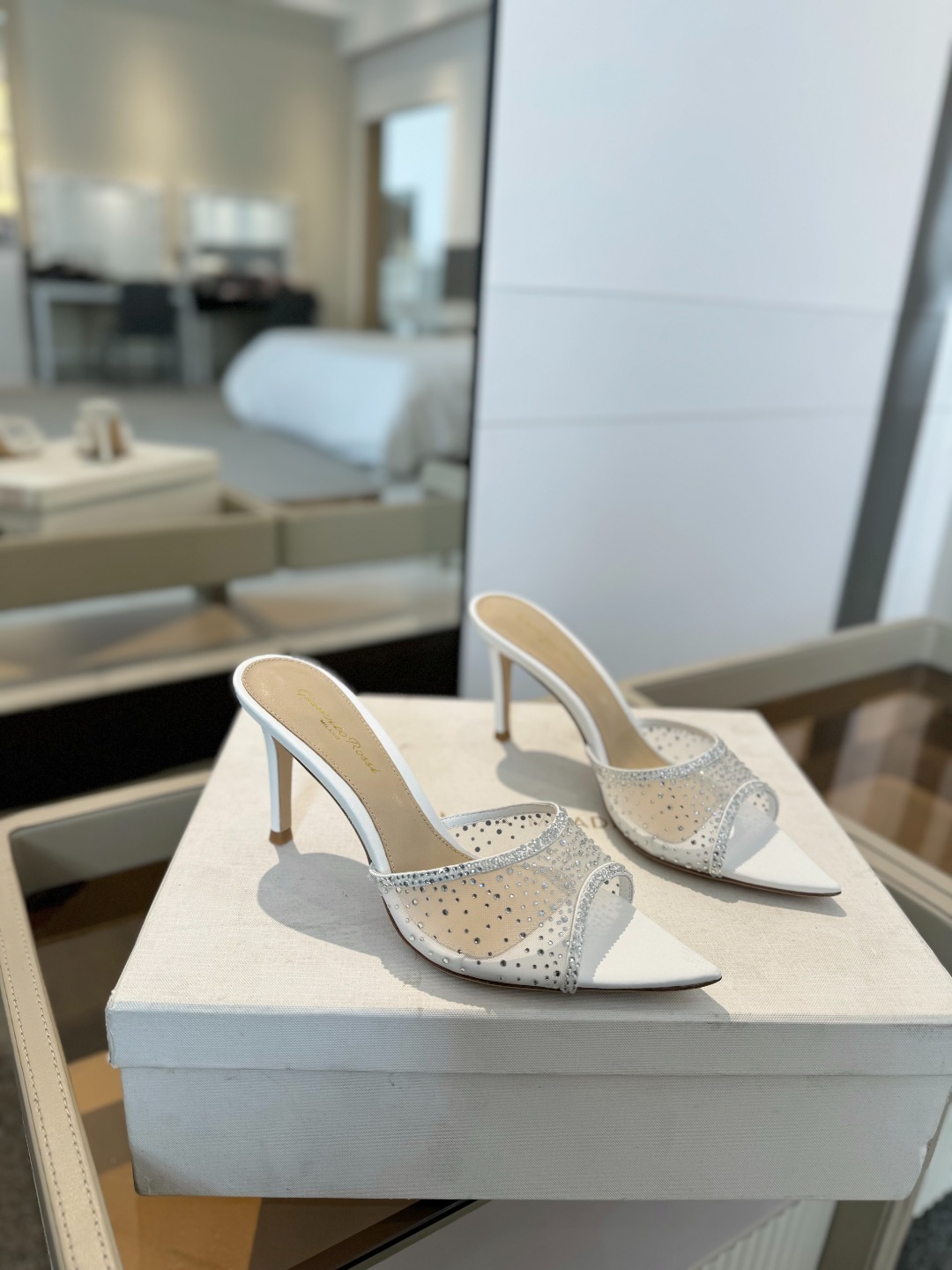 Gianvito rossi
👠2025 新款拖鞋顶级版本,代购品质!👡施华洛奇水钻尖头高跟拖鞋,宛