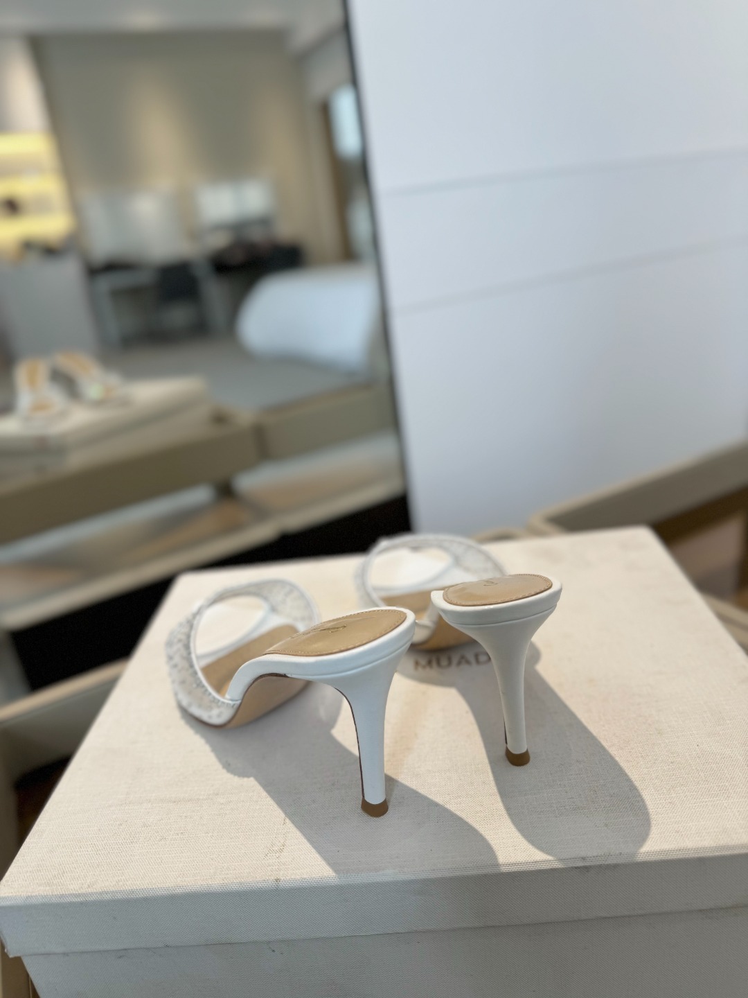 Gianvito rossi
👠2025 新款拖鞋顶级版本,代购品质!👡施华洛奇水钻尖头高跟拖鞋,宛