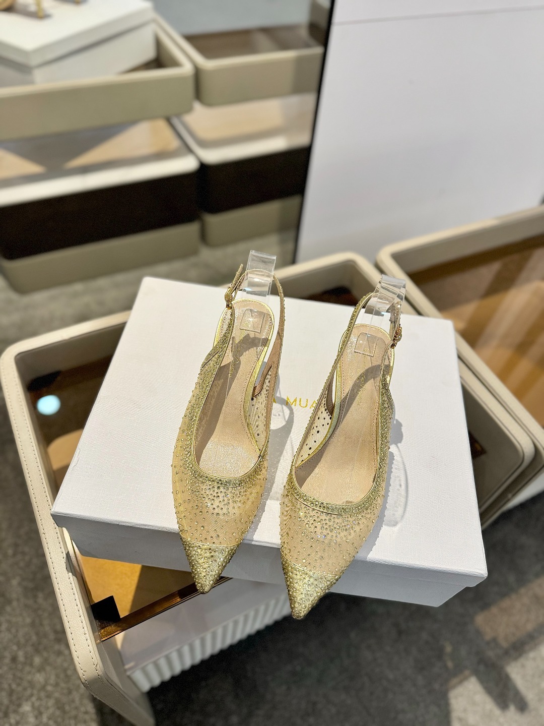 Gianvito rossi 👠
2025新款凉鞋
顶级版本
代购品质
👡这双施华洛奇水钻搭配网高跟尖
