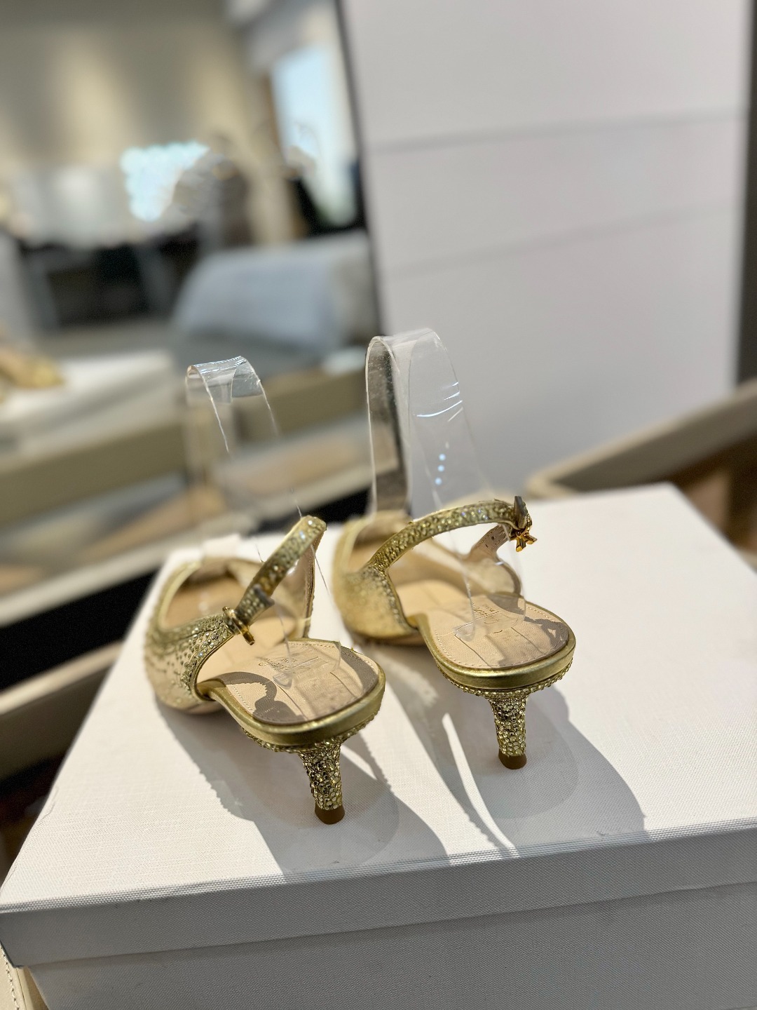Gianvito rossi 👠
2025新款凉鞋
顶级版本
代购品质
👡这双施华洛奇水钻搭配网高跟尖