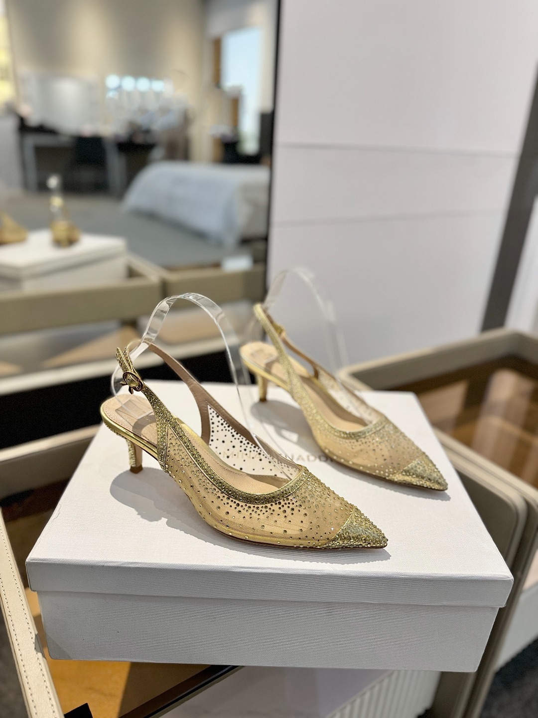 Gianvito rossi 👠
2025新款凉鞋
顶级版本
代购品质
👡这双施华洛奇水钻搭配网高跟尖