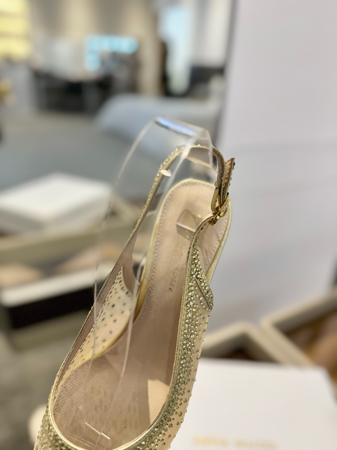 Gianvito rossi 👠
2025新款凉鞋
顶级版本
代购品质
👡这双施华洛奇水钻搭配网高跟尖