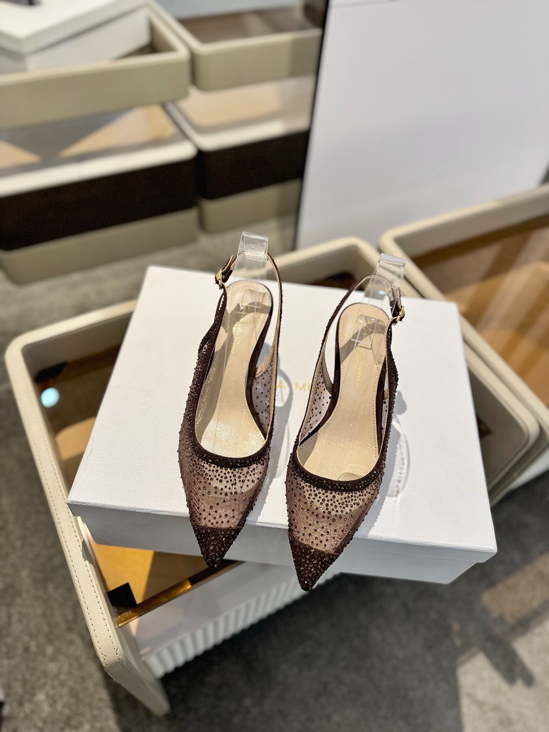 Gianvito rossi 👠
2025新款凉鞋
顶级版本
代购品质
👡这双施华洛奇水钻搭配网高跟尖
