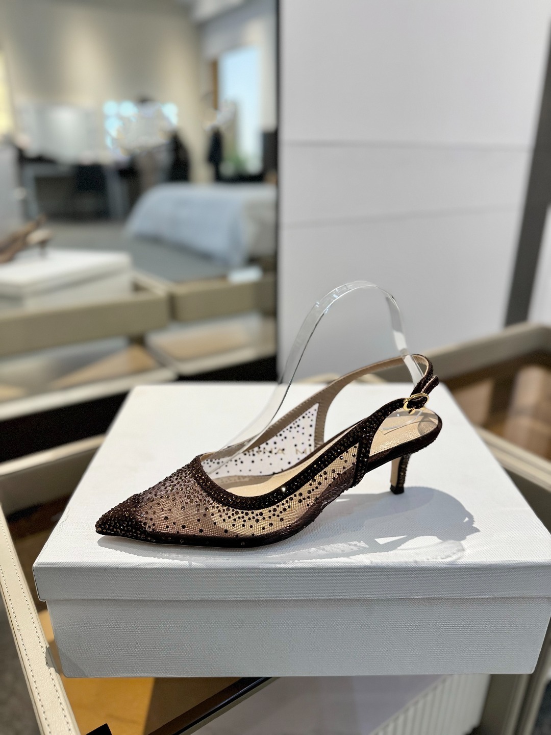 Gianvito rossi 👠
2025新款凉鞋
顶级版本
代购品质
👡这双施华洛奇水钻搭配网高跟尖