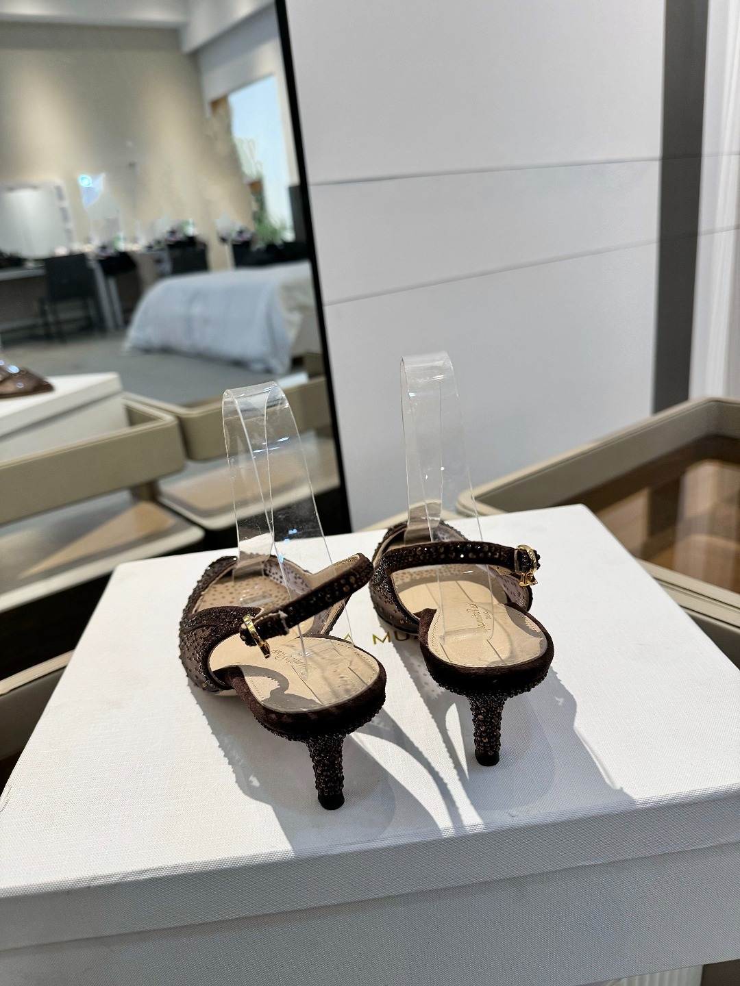 Gianvito rossi 👠
2025新款凉鞋
顶级版本
代购品质
👡这双施华洛奇水钻搭配网高跟尖