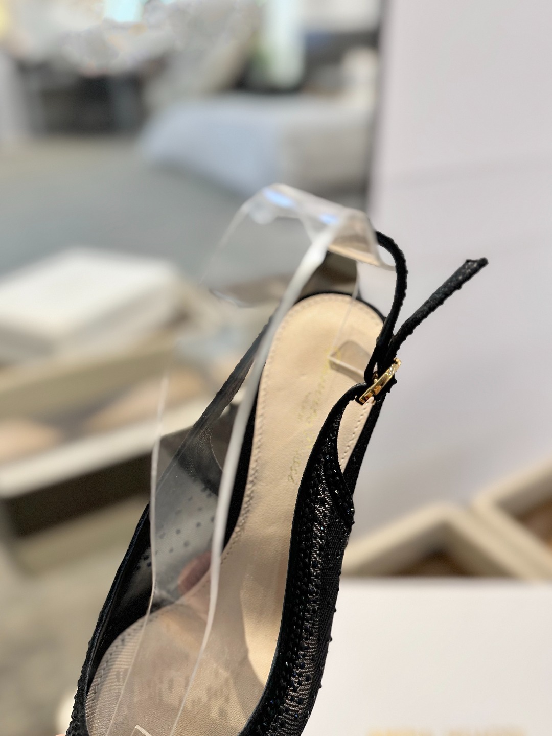 Gianvito rossi 👠
2025新款凉鞋
顶级版本
代购品质
👡这双施华洛奇水钻搭配网高跟尖
