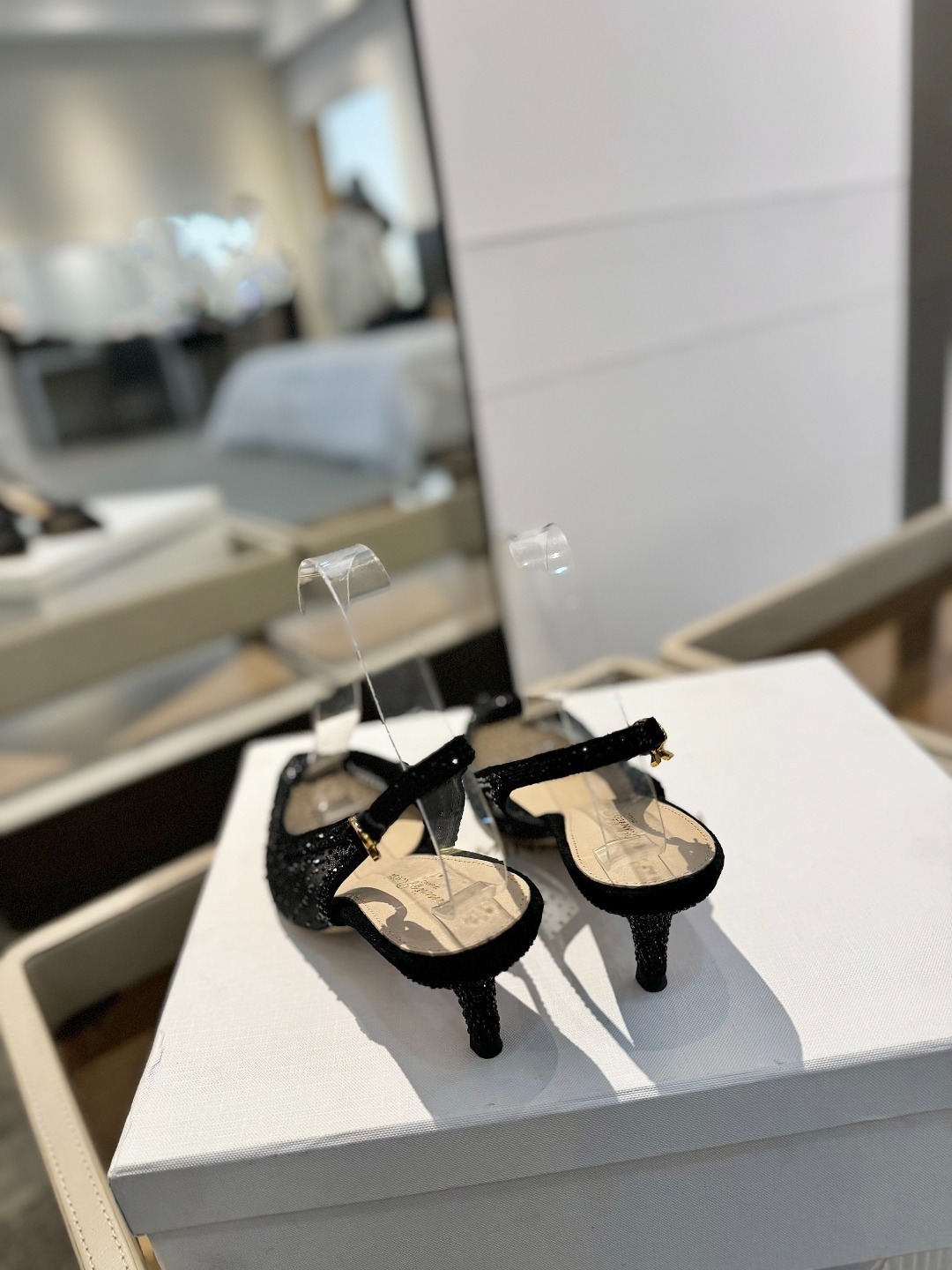 Gianvito rossi 👠
2025新款凉鞋
顶级版本
代购品质
👡这双施华洛奇水钻搭配网高跟尖