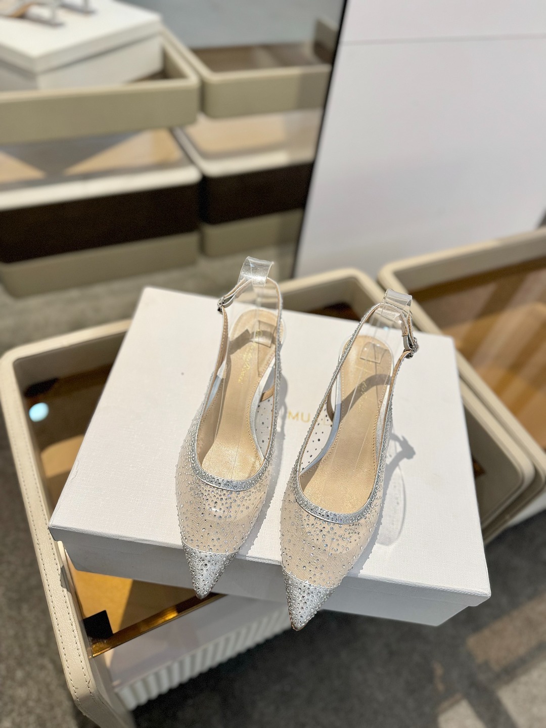 Gianvito rossi 👠
2025新款凉鞋
顶级版本
代购品质
👡这双施华洛奇水钻搭配网高跟尖