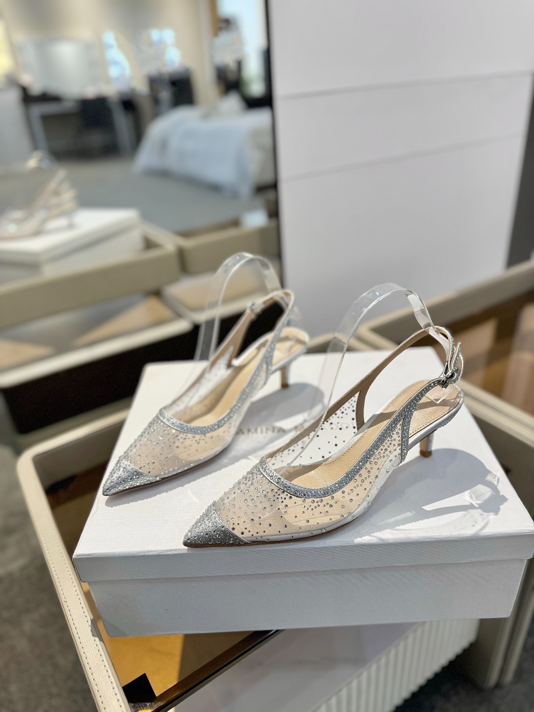 Gianvito rossi 👠
2025新款凉鞋
顶级版本
代购品质
👡这双施华洛奇水钻搭配网高跟尖