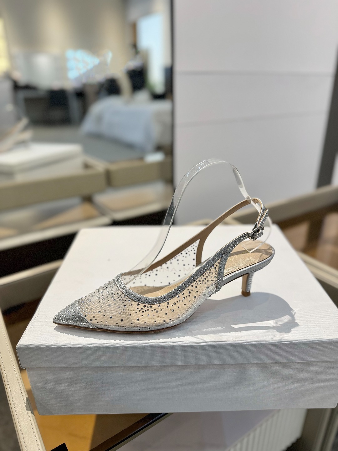 Gianvito rossi 👠
2025新款凉鞋
顶级版本
代购品质
👡这双施华洛奇水钻搭配网高跟尖