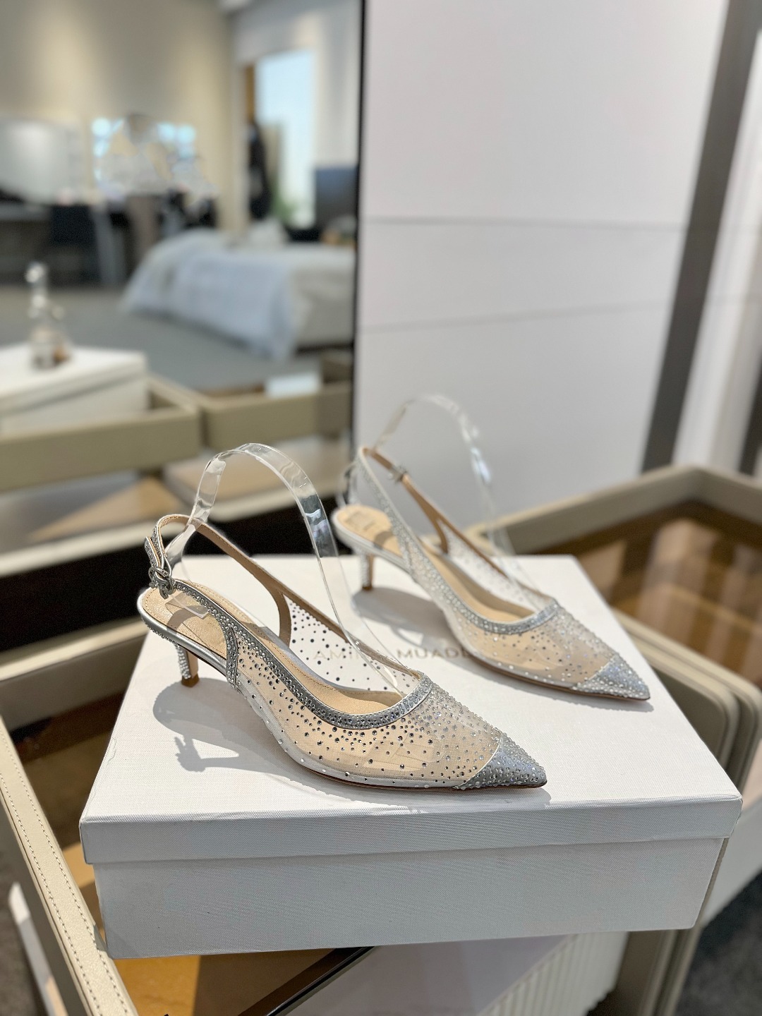Gianvito rossi 👠
2025新款凉鞋
顶级版本
代购品质
👡这双施华洛奇水钻搭配网高跟尖