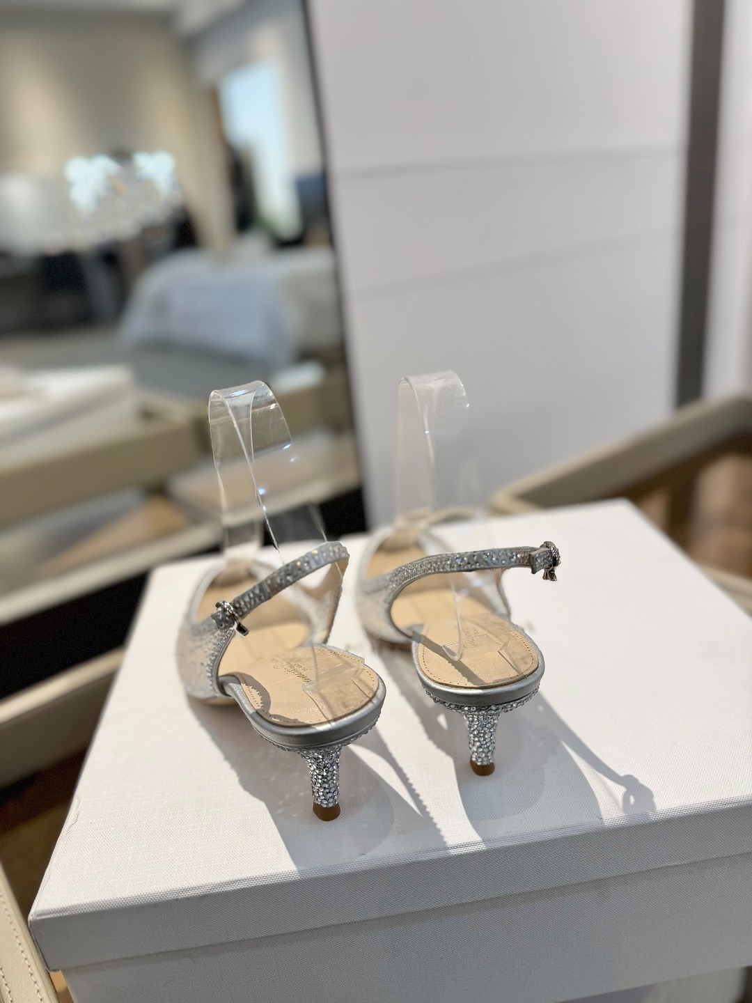 Gianvito rossi 👠
2025新款凉鞋
顶级版本
代购品质
👡这双施华洛奇水钻搭配网高跟尖