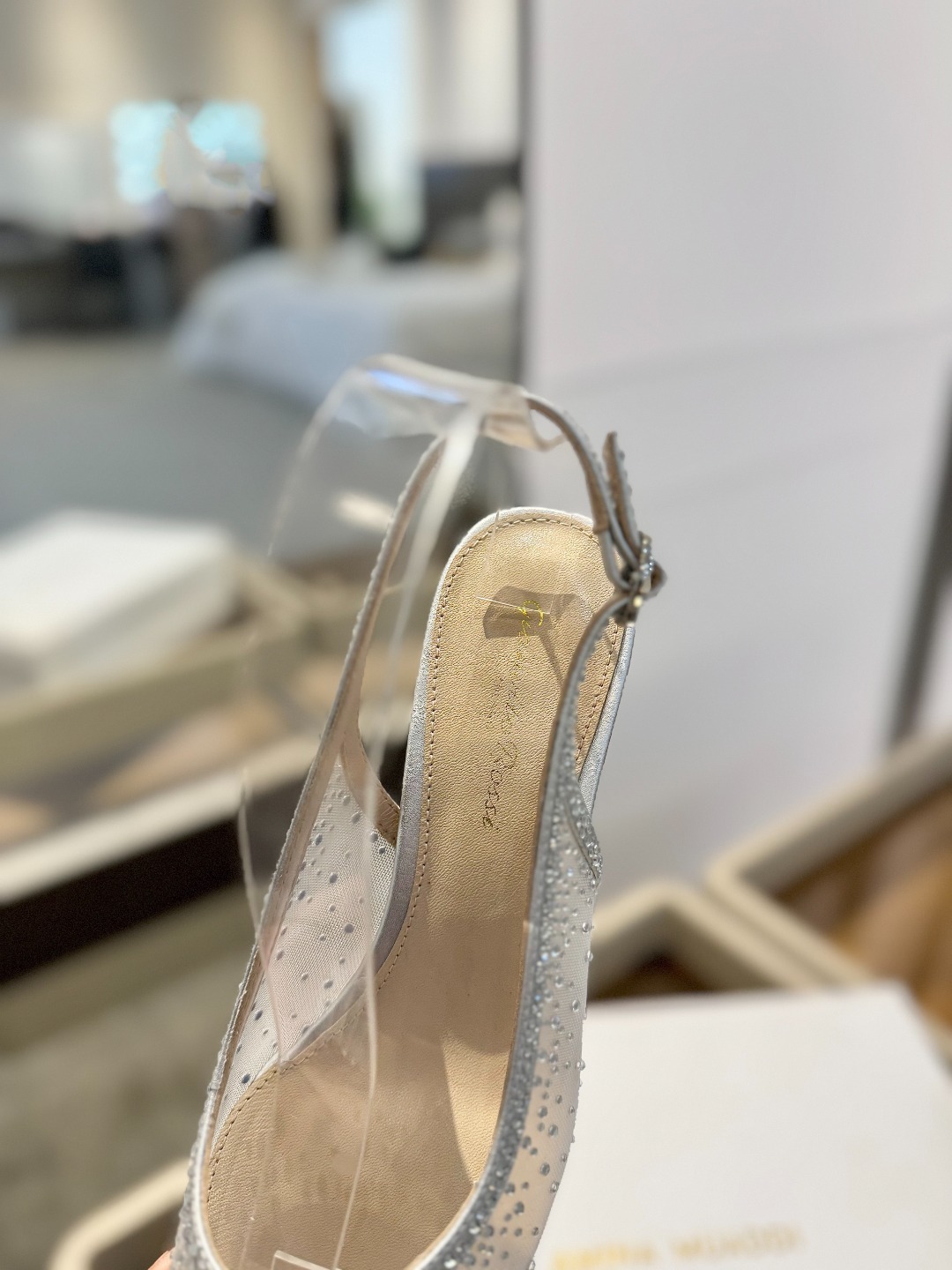 Gianvito rossi 👠
2025新款凉鞋
顶级版本
代购品质
👡这双施华洛奇水钻搭配网高跟尖