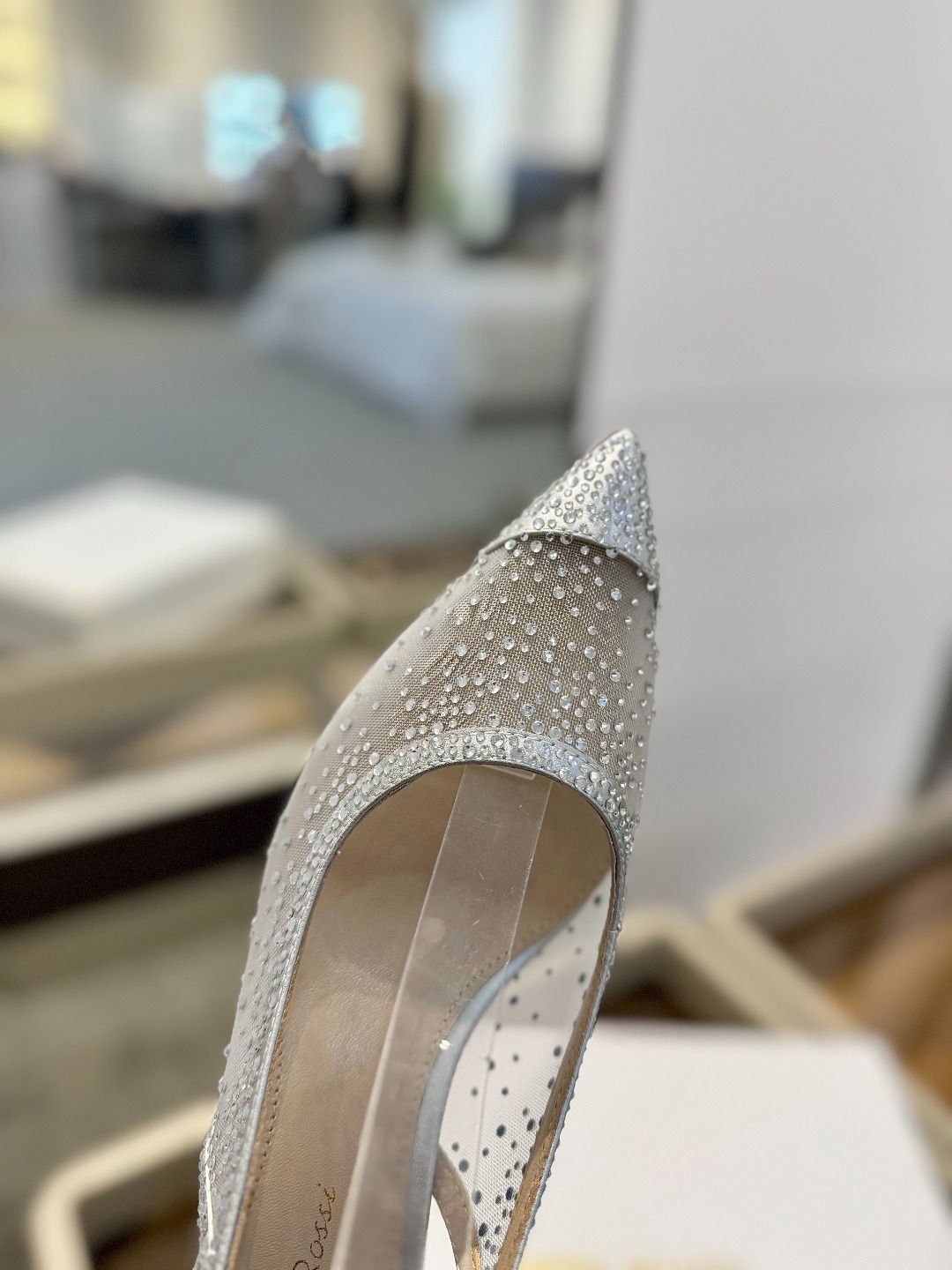 Gianvito rossi 👠
2025新款凉鞋
顶级版本
代购品质
👡这双施华洛奇水钻搭配网高跟尖