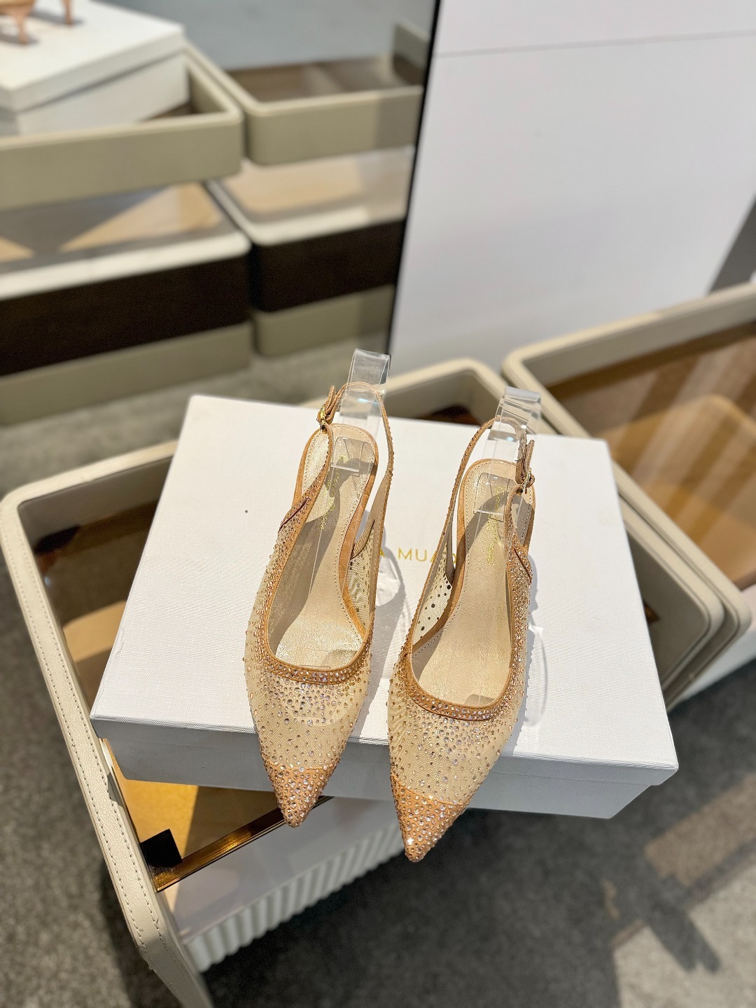 Gianvito rossi 👠
2025新款凉鞋
顶级版本
代购品质
👡这双施华洛奇水钻搭配网高跟尖
