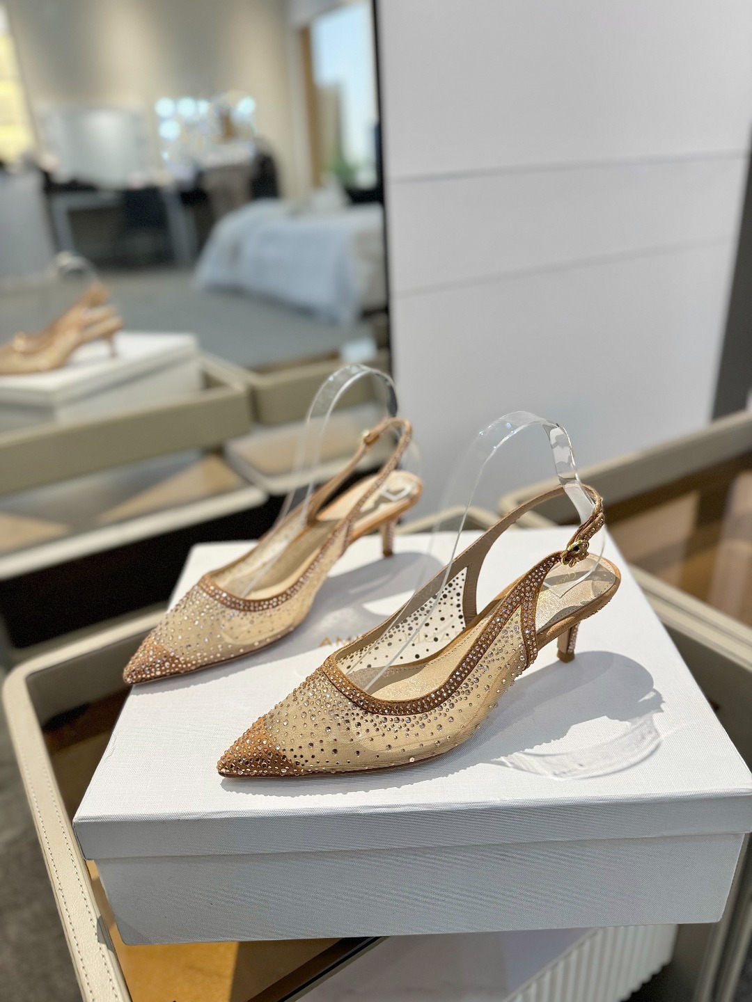 Gianvito rossi 👠
2025新款凉鞋
顶级版本
代购品质
👡这双施华洛奇水钻搭配网高跟尖