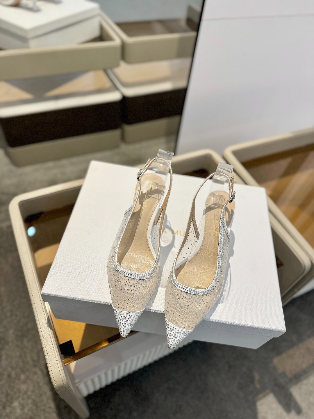 Gianvito rossi 👠
2025新款凉鞋
顶级版本
代购品质
👡这双施华洛奇水钻搭配网高跟尖