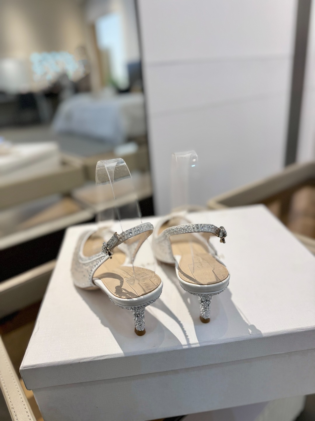 Gianvito rossi 👠
2025新款凉鞋
顶级版本
代购品质
👡这双施华洛奇水钻搭配网高跟尖