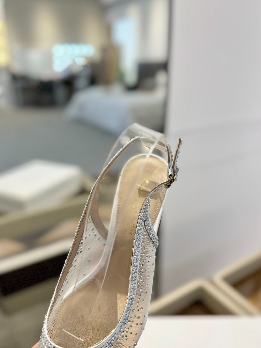 Gianvito rossi 👠
2025新款凉鞋
顶级版本
代购品质
👡这双施华洛奇水钻搭配网高跟尖