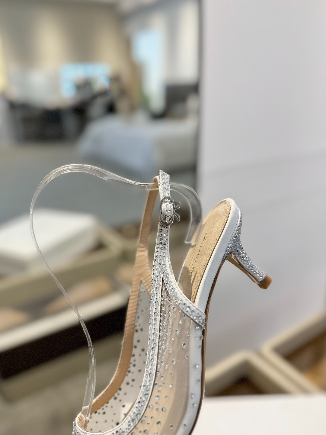 Gianvito rossi 👠
2025新款凉鞋
顶级版本
代购品质
👡这双施华洛奇水钻搭配网高跟尖