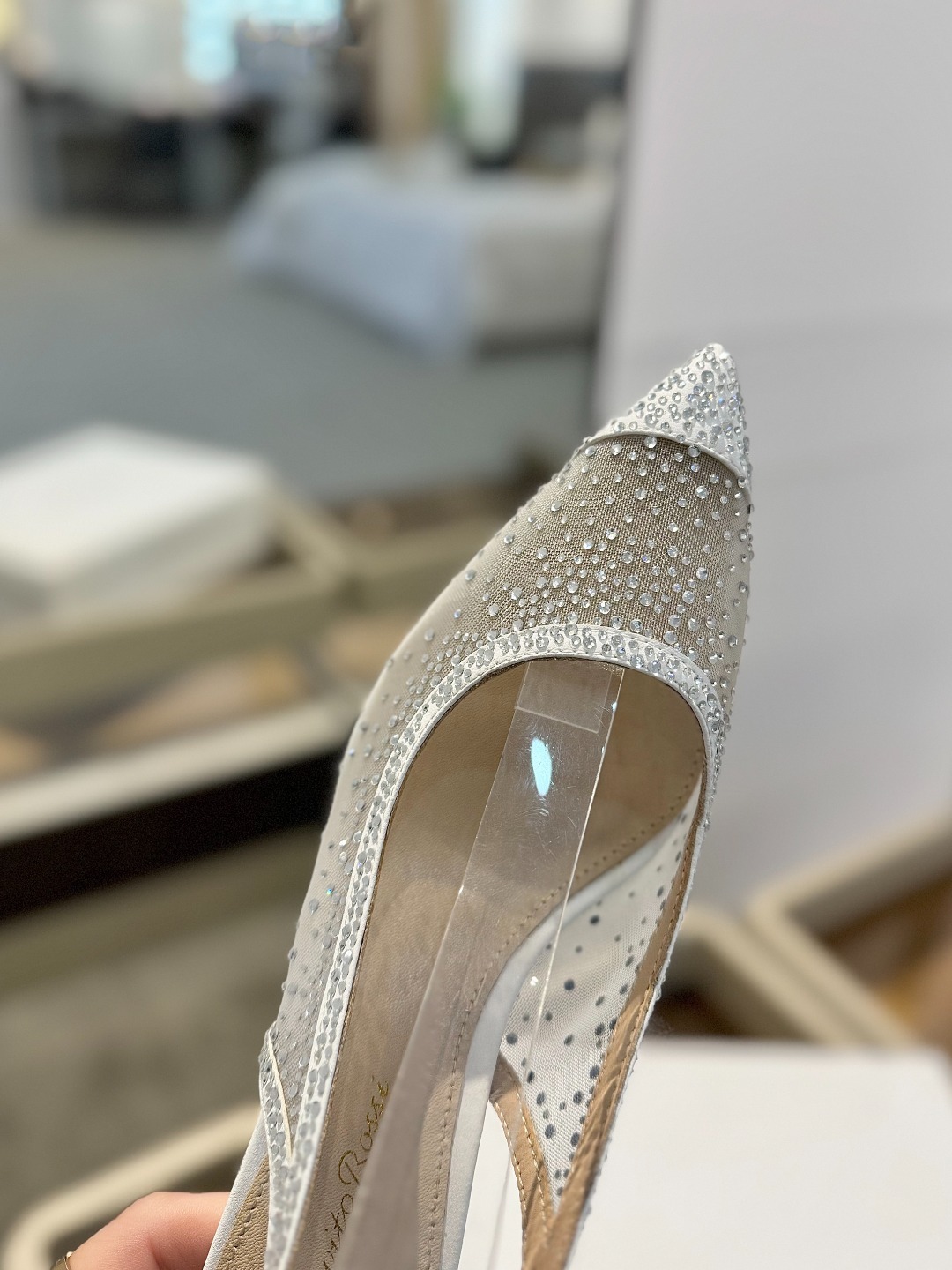 Gianvito rossi 👠
2025新款凉鞋
顶级版本
代购品质
👡这双施华洛奇水钻搭配网高跟尖