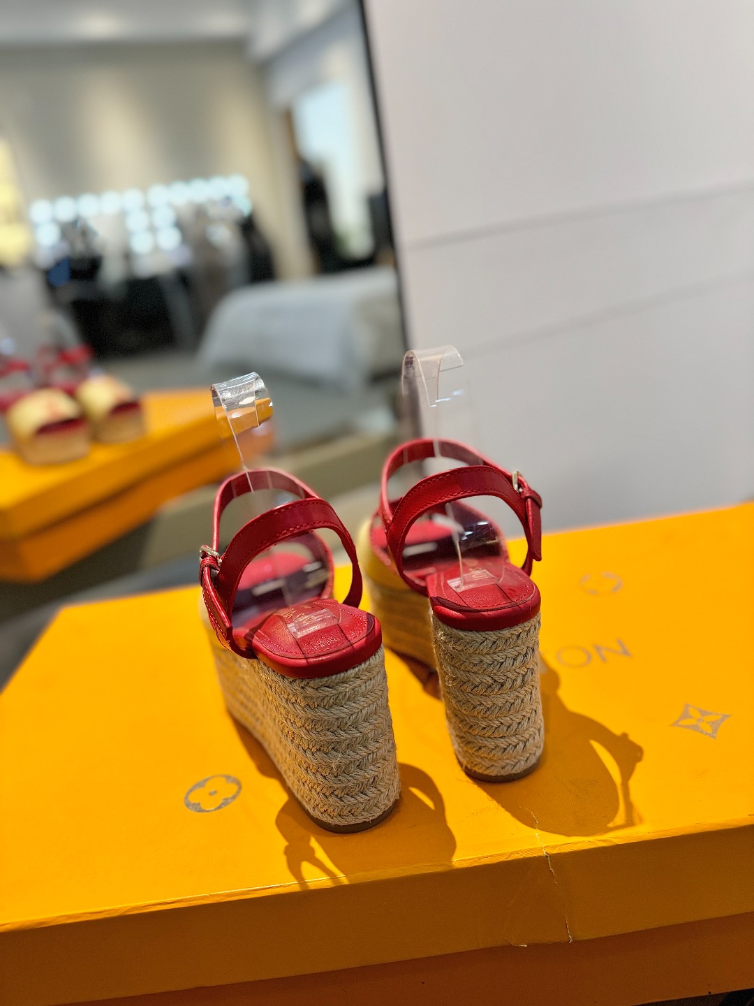    
   L V     2025    最新走秀款厚底麻绳凉鞋  
🙌 香港原版购入一比一开模  