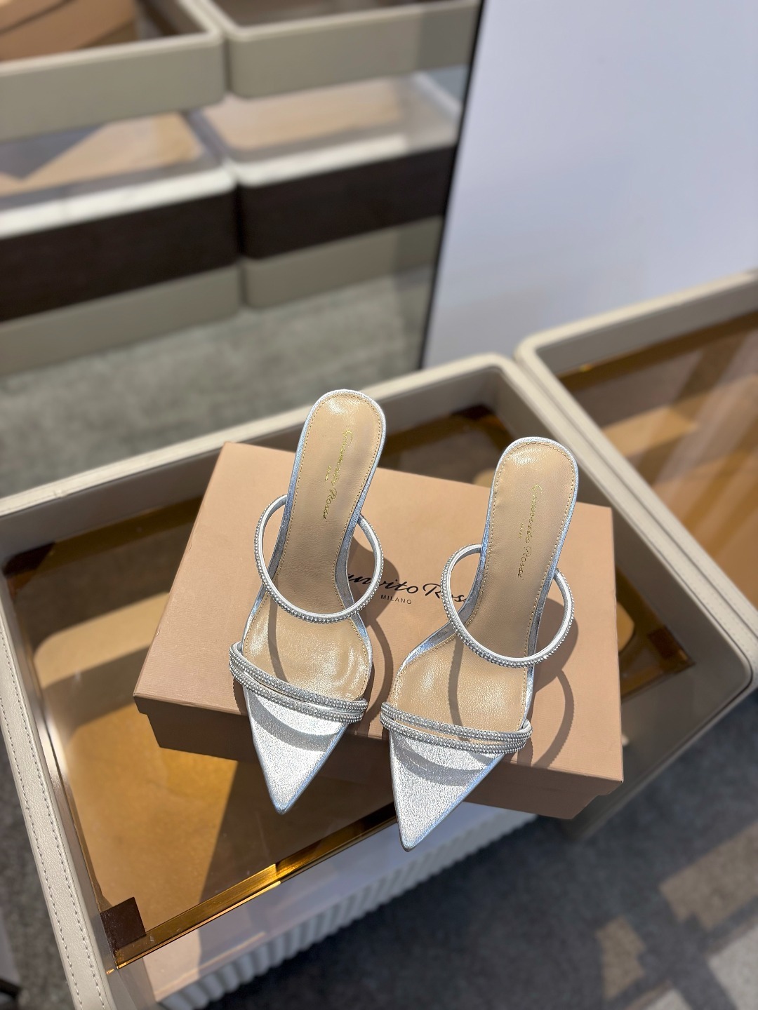 吉安维托·罗西 (Gianvito Rossi)
💕 露趾凉鞋搭配细高跟,性感而精致。💕️
💘吉安