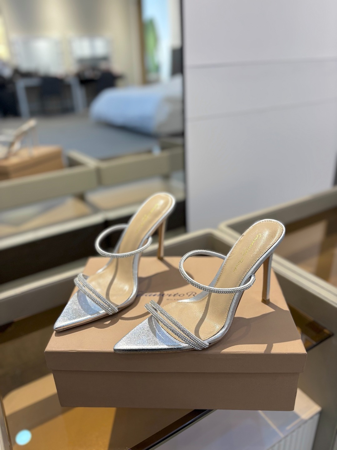 吉安维托·罗西 (Gianvito Rossi)
💕 露趾凉鞋搭配细高跟,性感而精致。💕️
💘吉安