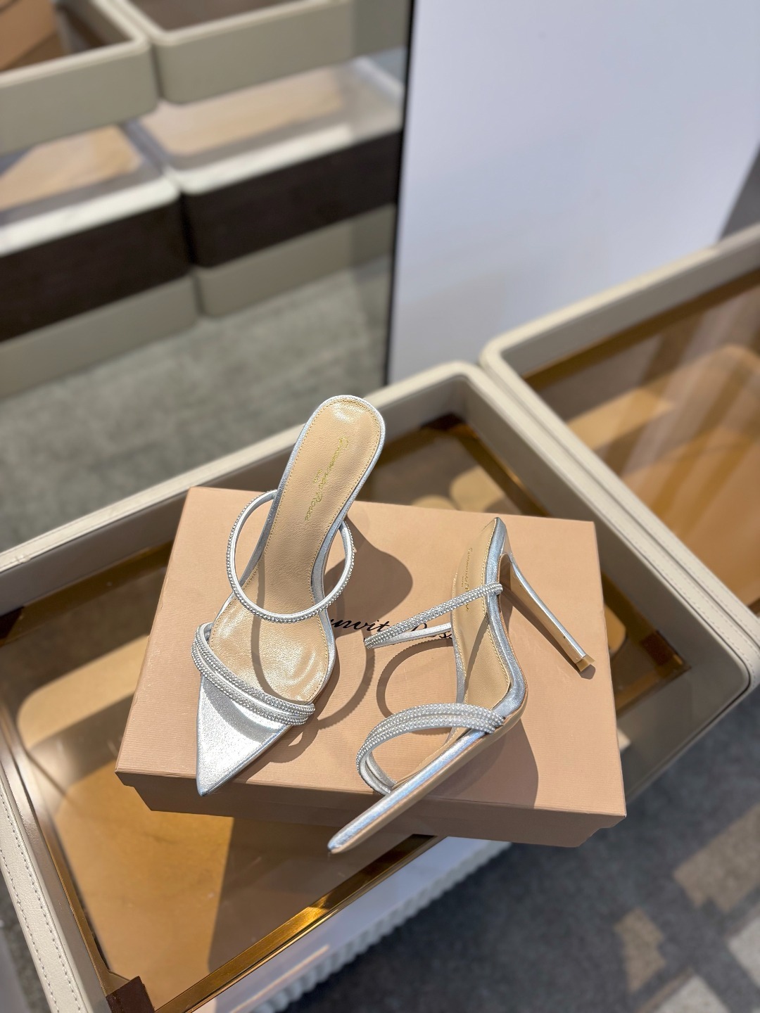 吉安维托·罗西 (Gianvito Rossi)
💕 露趾凉鞋搭配细高跟,性感而精致。💕️
💘吉安